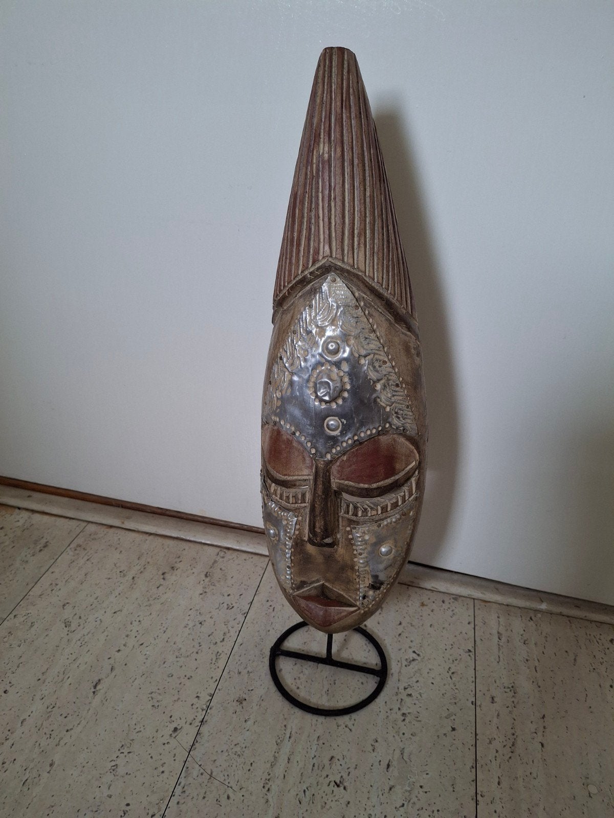 Afrikaans masker op standaard, hout en metaal, Hout, Bruin, Afrika, Masker