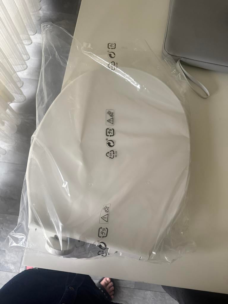 IKEA WC-bril te koop. Nieuw gekocht voor €20€, Ophalen, Zo goed als nieuw