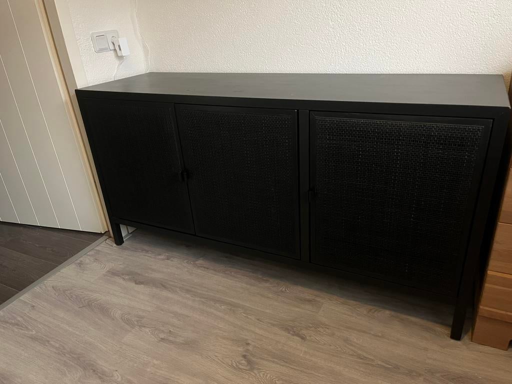 Zwart dressoir “Alain”, Huis en Inrichting, Kasten | Dressoirs, Zo goed als nieuw, 100 tot 150 cm, 25 tot 50 cm, Met deur(en)