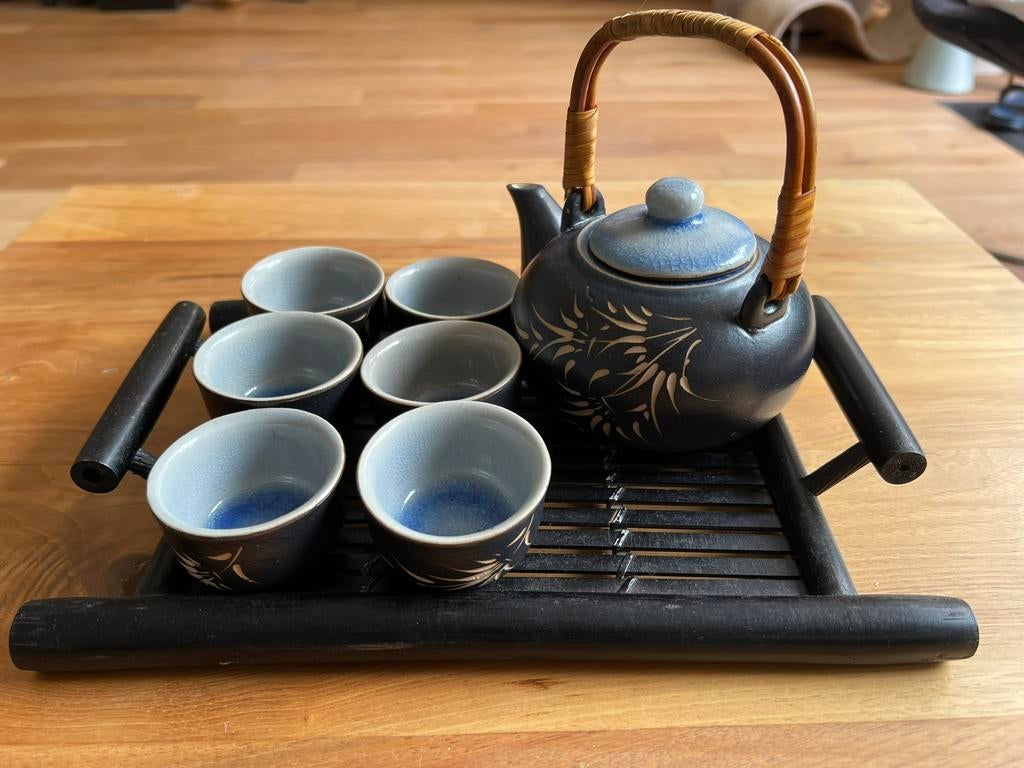 Theepot met 6 kopjes uit Vietnam., Ophalen, Zo goed als nieuw, Rechthoekig, Hout