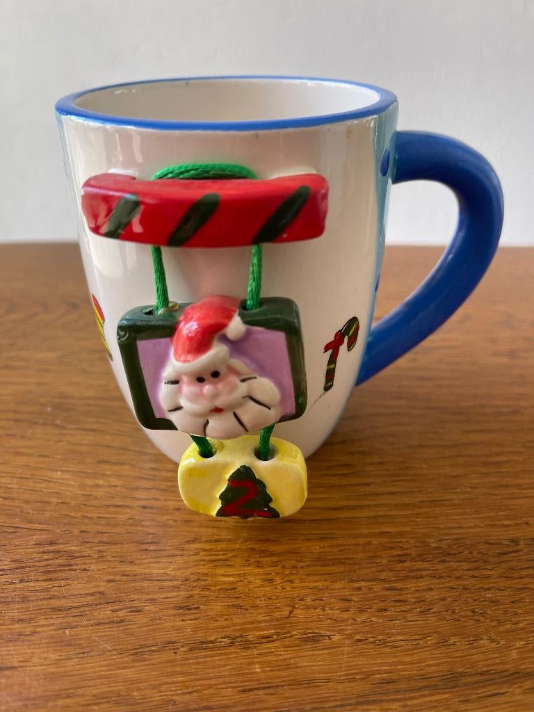 Mok "Kerst" 'Kerstman hangend aan de Mok' Nieuw, Diversen, Kerst, Ophalen of Verzenden, Nieuw