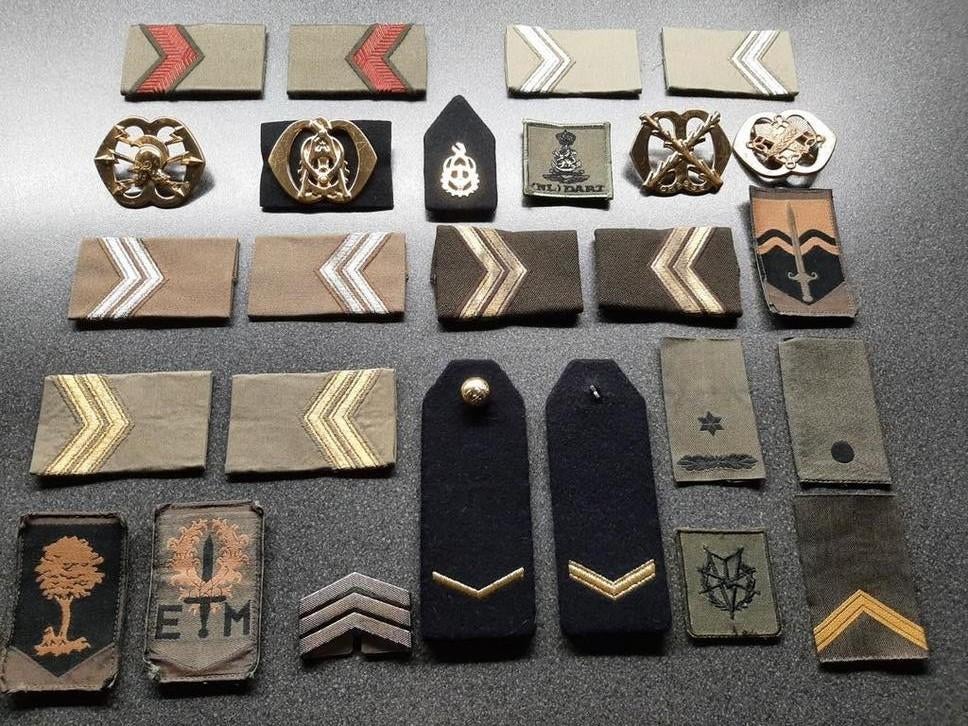 Nederland  -  militaria  divers /  partij  in 1 koop., Ophalen of Verzenden, Landmacht, Nederland, Embleem of Badge