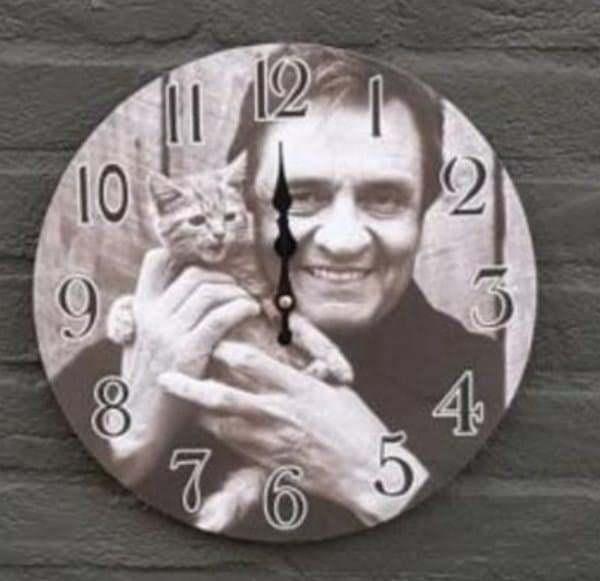 Klok, Johnny Cash, met kat, middelvinger,gitaar,Johnny Cash, Ophalen of Verzenden, Nieuw, Analoog, Wandklok
