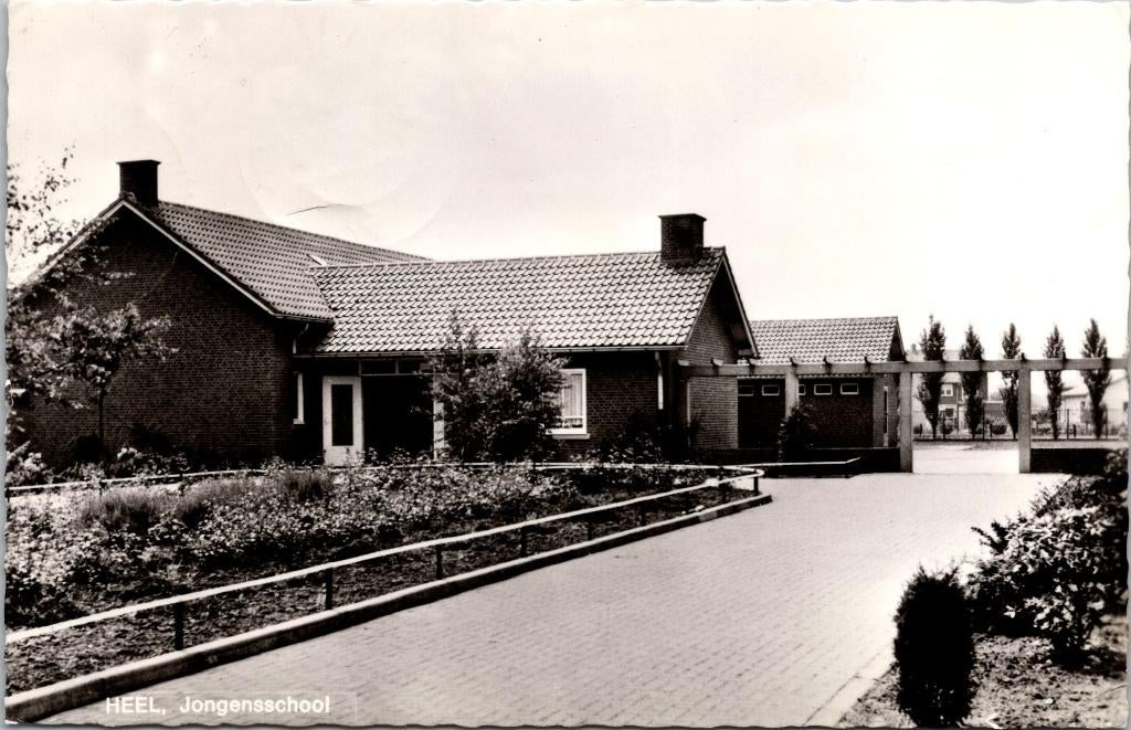 Heel - Jongensschool (1975), Verzenden, 1960 tot 1980, Gelopen, Limburg