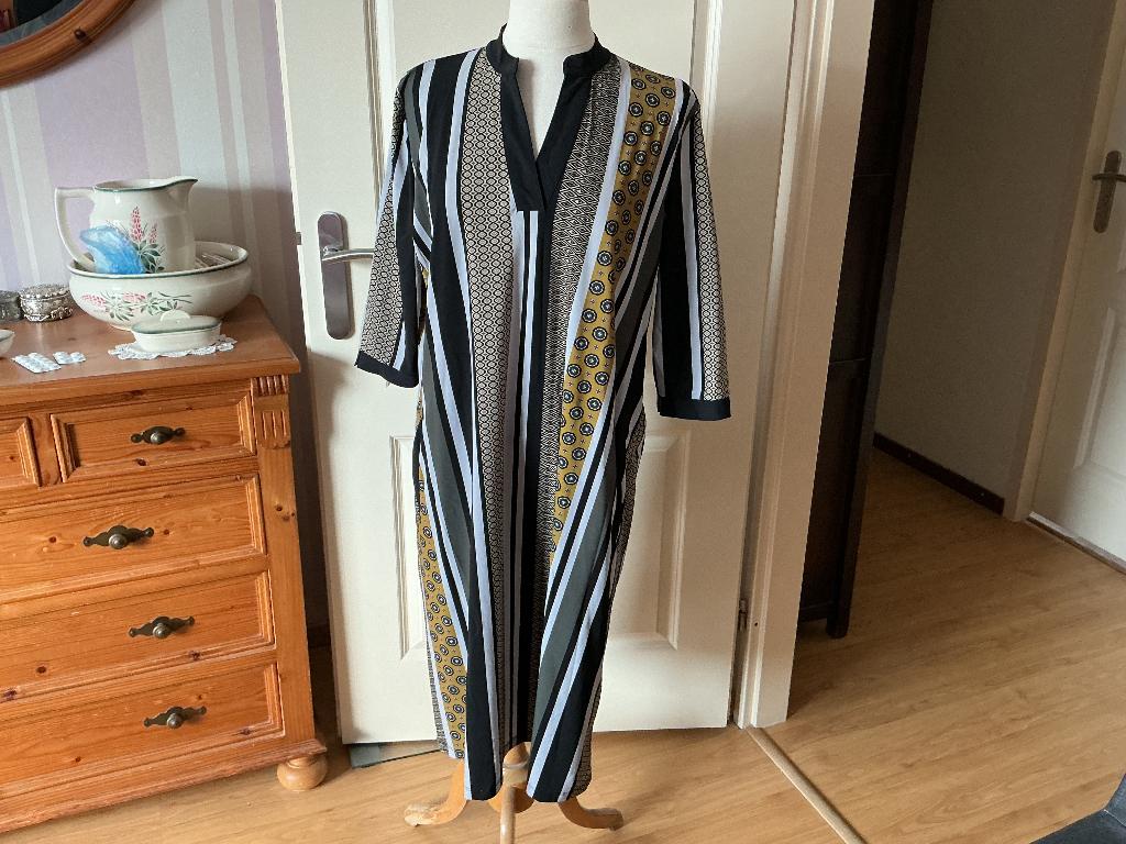 Jurk van Plus Basics. Maat 44, Plus Basics, Zwart, Maat 42/44 (L), Ophalen of Verzenden