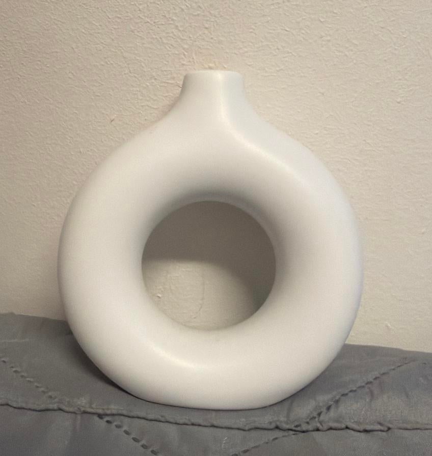Witte donut vaas, Huis en Inrichting, Woonaccessoires | Vazen, Wit, Aardewerk of Porselein, Ophalen of Verzenden, Zo goed als nieuw