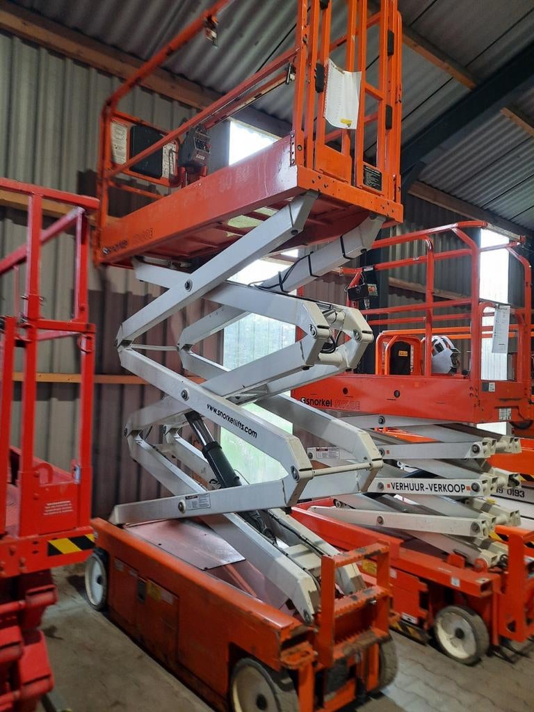 Snorkel S3220E  schaarhoogwerker hoogwerker bouwjaar 2016, Zakelijke goederen, Machines en Bouw | Liften, Steigers en Ladders