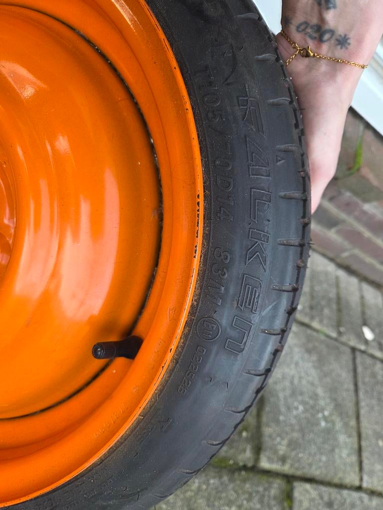 Een thuiskomer in uitstekende staat. Bandenmaat T105/70D14, Auto diversen, Overige Auto diversen, Ophalen of Verzenden