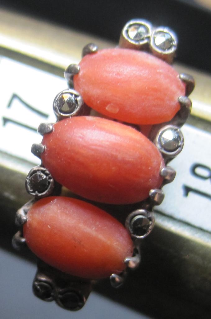 Antiek bloedkoraal ring circa 1950, Ophalen, Zo goed als nieuw, 17 tot 18, Met edelsteen