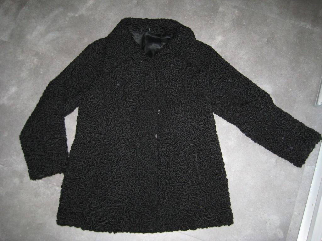 bontjas zwarte krulletjes carnaval of toneel. maat 42, Maat 42/44 (L), Ophalen of Verzenden, Kleding, Gedragen