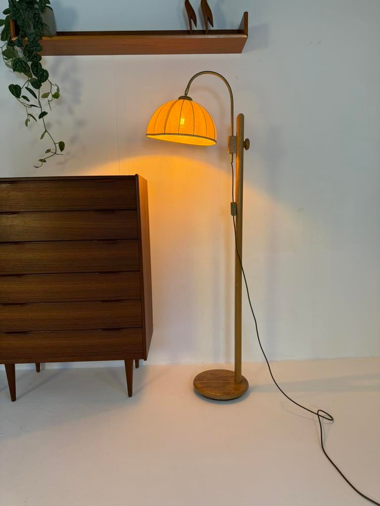 Vintage verstelbare vloerlamp, Ashmuth Leuchten ‘60, Vintage retro buisframe design rotan webbing papercord deens, Hout, Ophalen of Verzenden