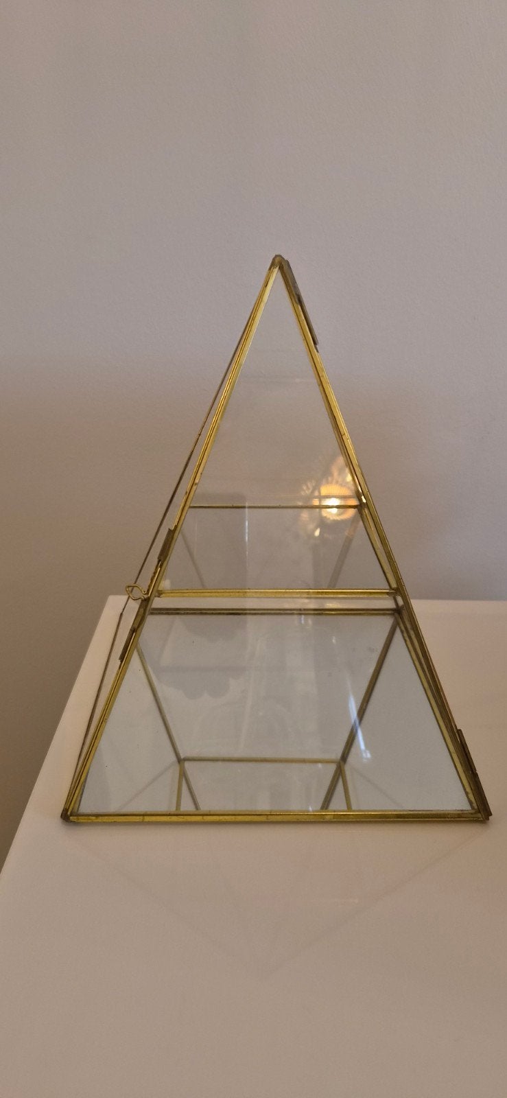 Glazen piramide terrarium met messing frame, Ophalen of Verzenden, Gebruikt, Goud, Glas