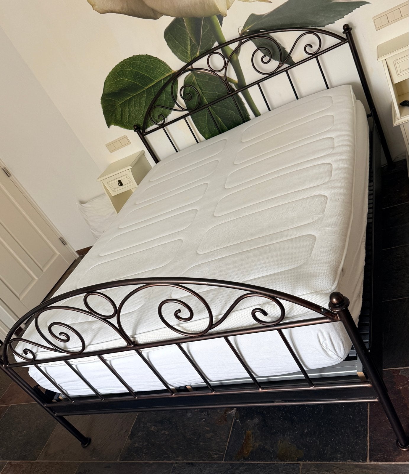 Complete slaapkamer: bed, nachtkastjes, spiegel, stoelen, Ophalen, Gebruikt, Tweepersoons