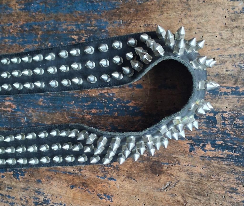 Spikes ceintuur.  Leer. England. Vintage.  103/4.5 cm., Ophalen, Heupriem, Gedragen, 3 tot 5 cm