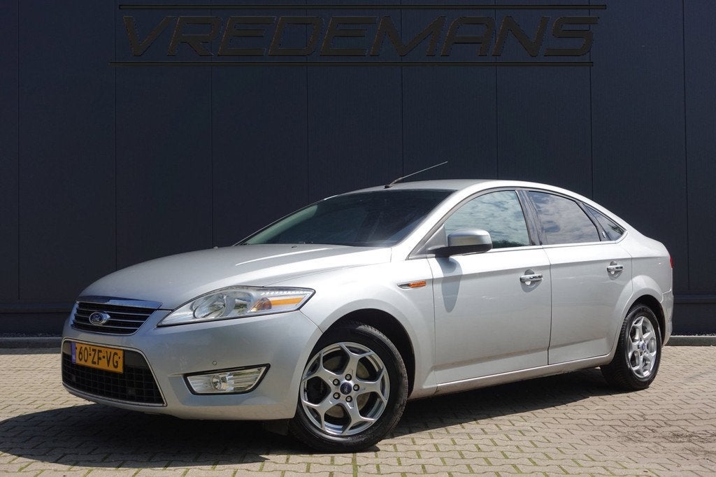 Ford Mondeo 2.3-16V Ghia Automaat, Auto's, Ford, 1441 kg, 730 kg, Gebruikt, Zwart
