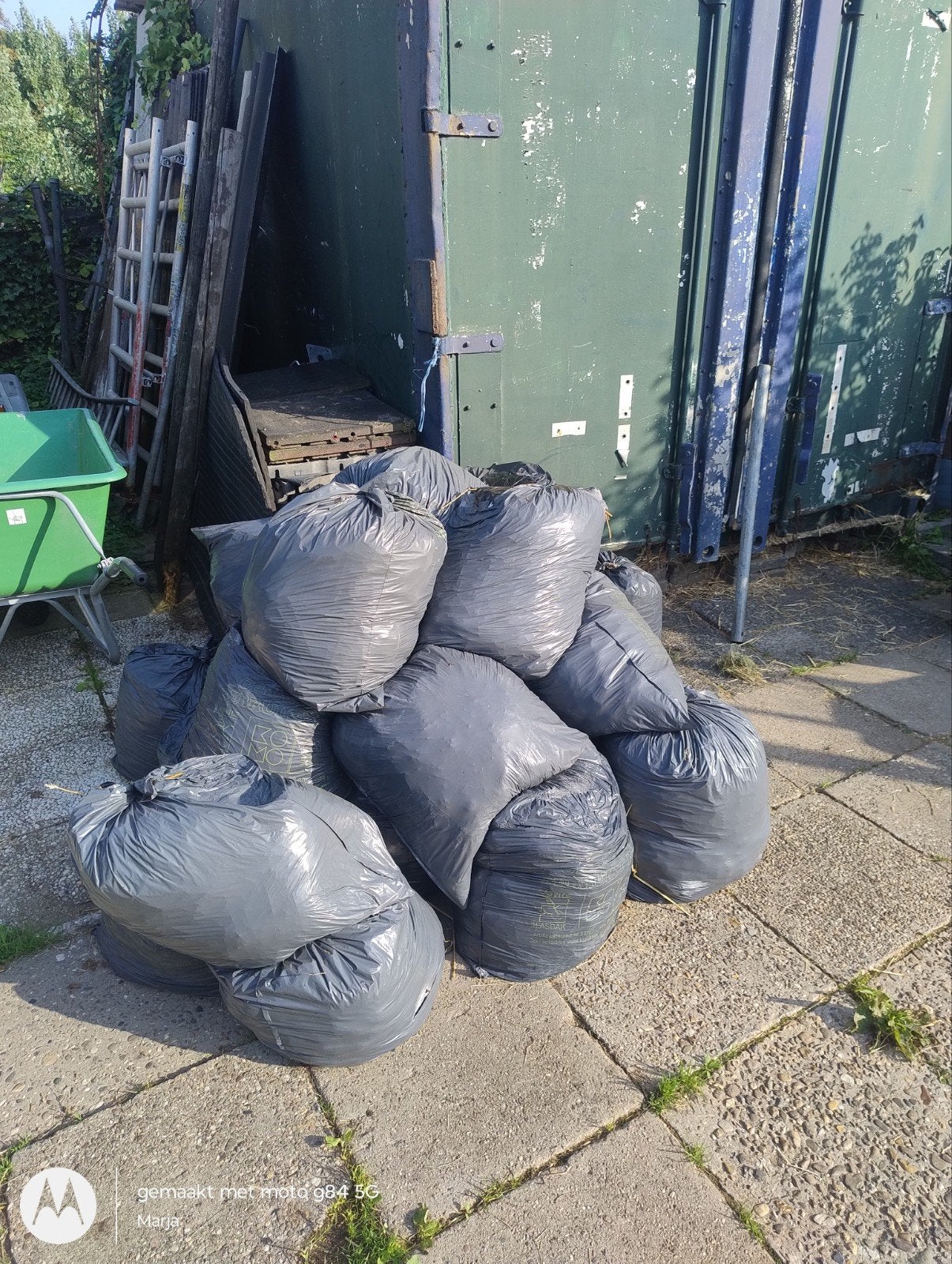 Gratis paardenmest, Ophalen