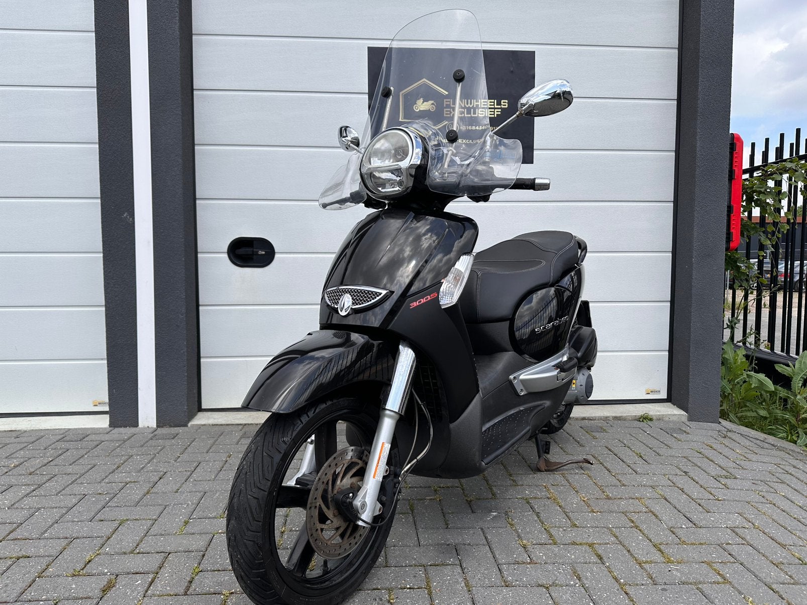 Aprilia Scarabeo 300 S Motorscooter Zwart Alarm | Akrapovic, Scooter, Minimaal motorrijbewijs A2, Automaat, Sportuitlaat