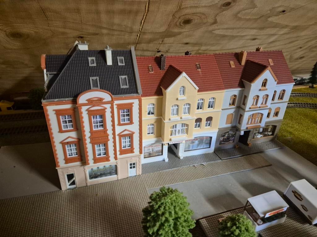Faller H0 Stadhuis hoekhuis en 2x Stadhuis met café, Hobby en Vrije tijd, Modeltreinen | H0, Ophalen of Verzenden, Gebruikt, Brug, Tunnel of Gebouw