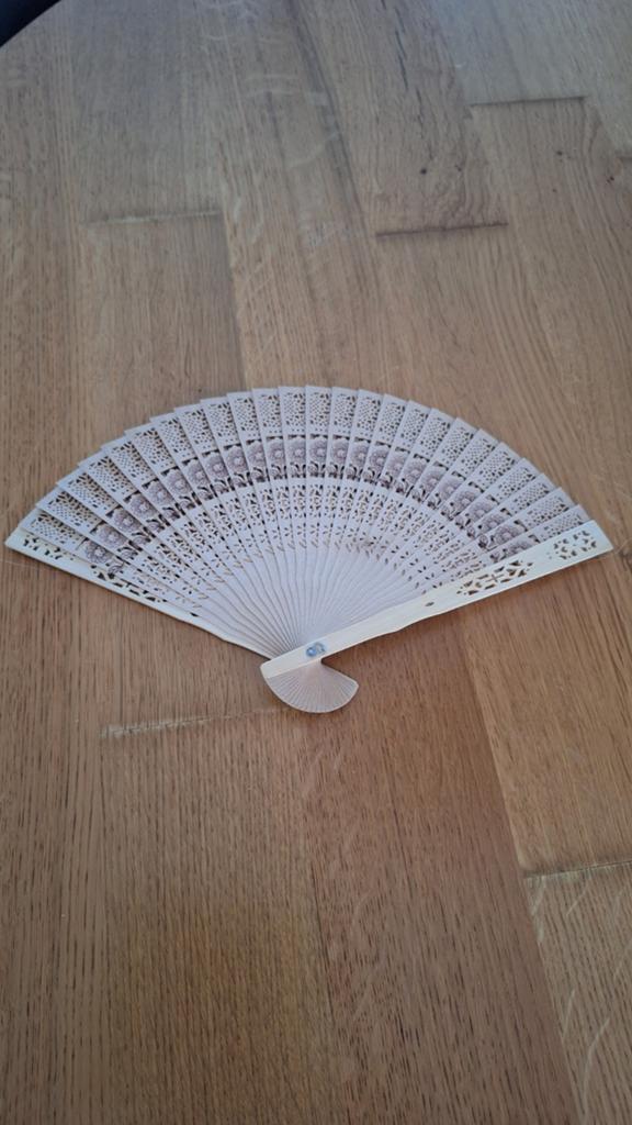 Houten waaier met sierlijk patroon, Ophalen of Verzenden
