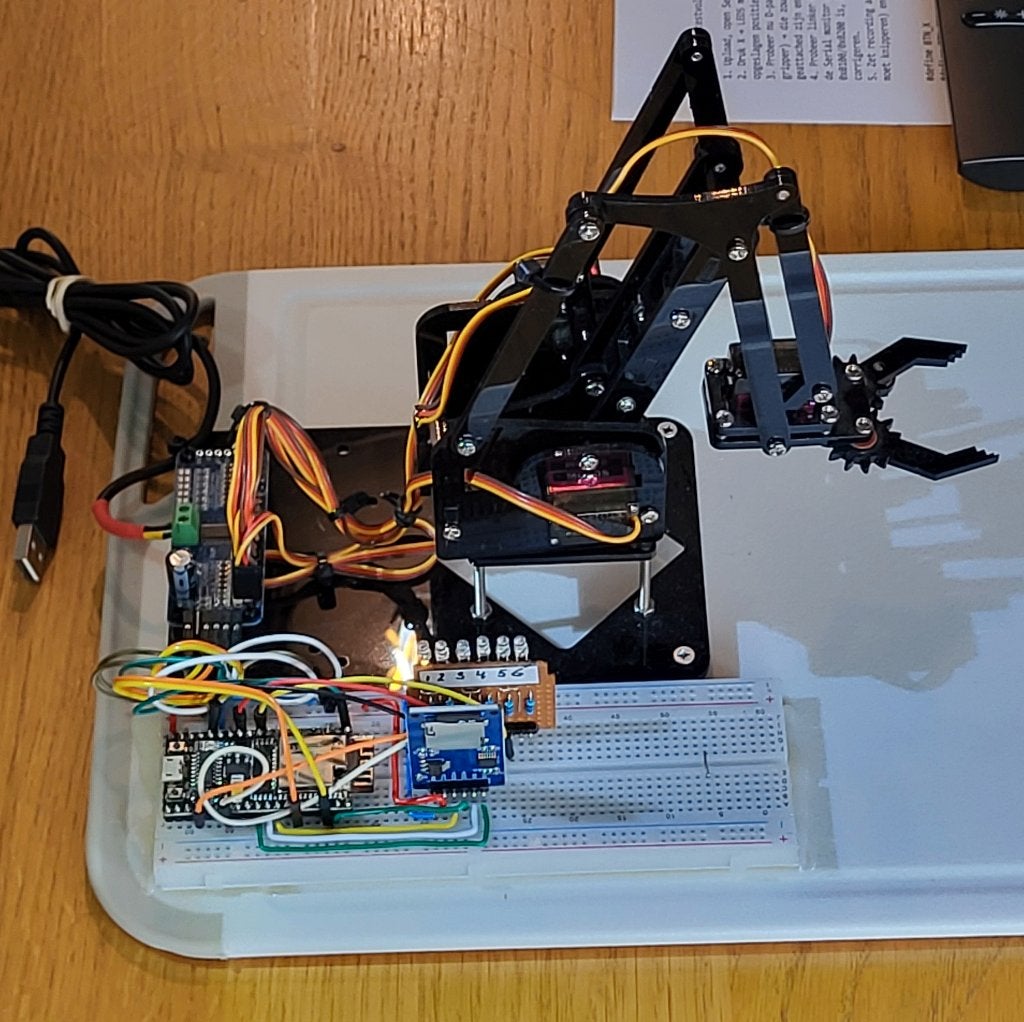 Robotarm, 4 servo's, met ESP32, stuurprint en sdcard, Ophalen, Zo goed als nieuw