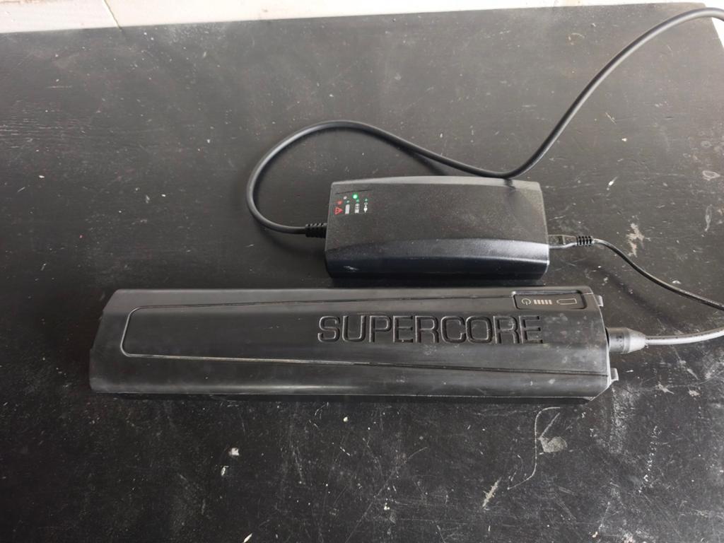 Supercore e-bike accu met oplader voor Shimano SC-E6100, Ophalen of Verzenden, Gebruikt