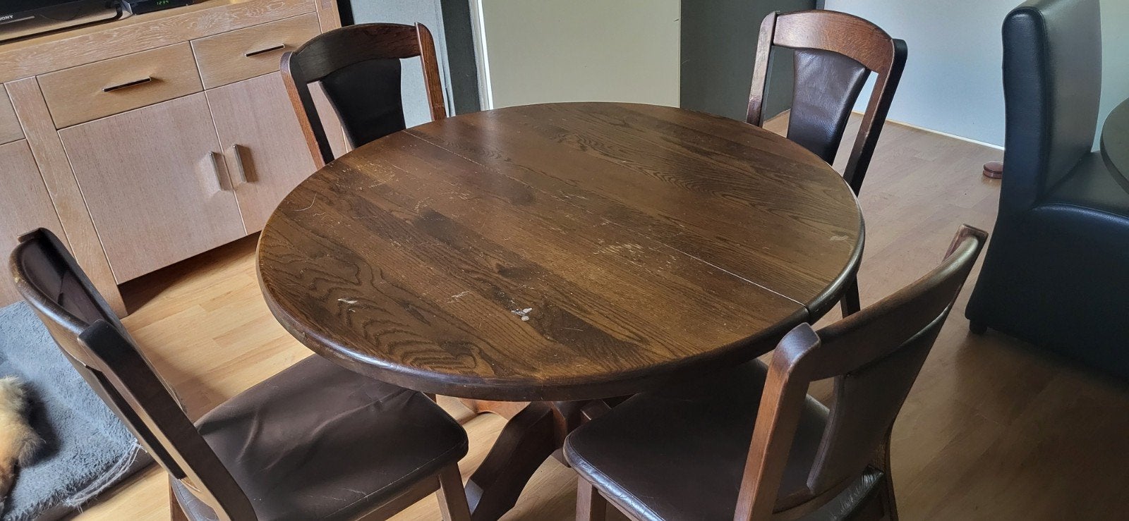 Donker eiken ronde (1.20 /cm )eettafel uitgeschoven (+-1.50, Huis en Inrichting, Tafels | Eettafels, Ophalen, Gebruikt, Rond, Eikenhout