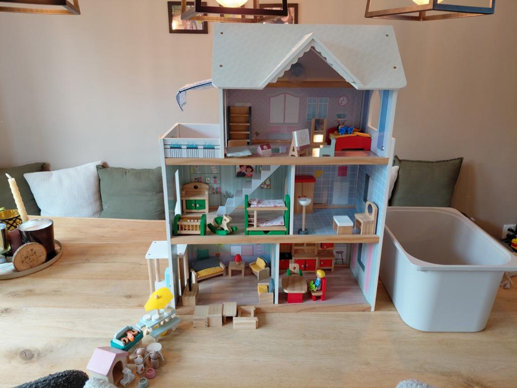 Groot houten poppenhuis Lidl met meubels en accessoires, Ophalen, Gebruikt, Poppenhuis