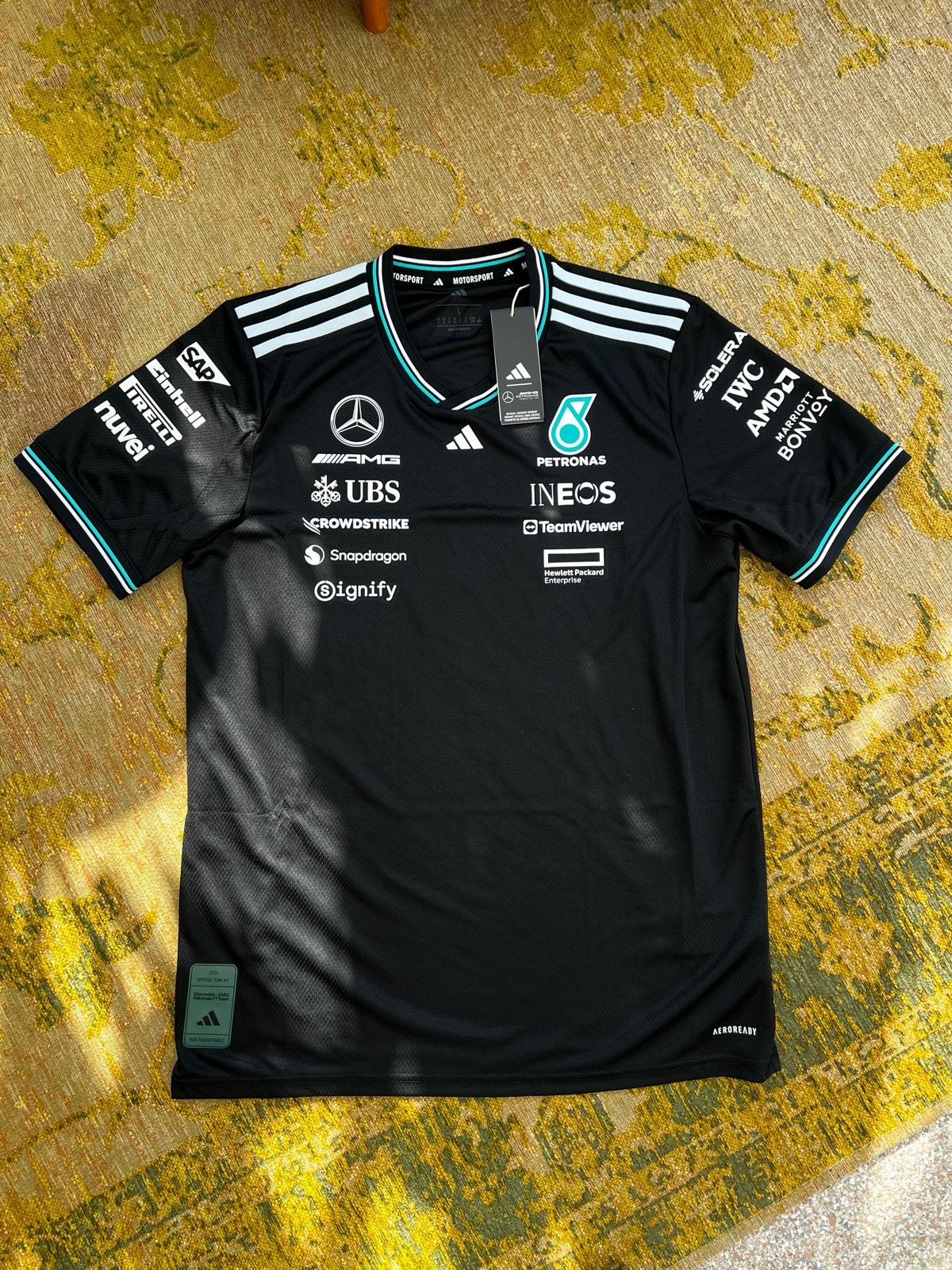 AMG Petronas Mercedes F1 Team Shirt 2025 Maat L, Ophalen, Nieuw, Maat 52/54 (L), Zwart
