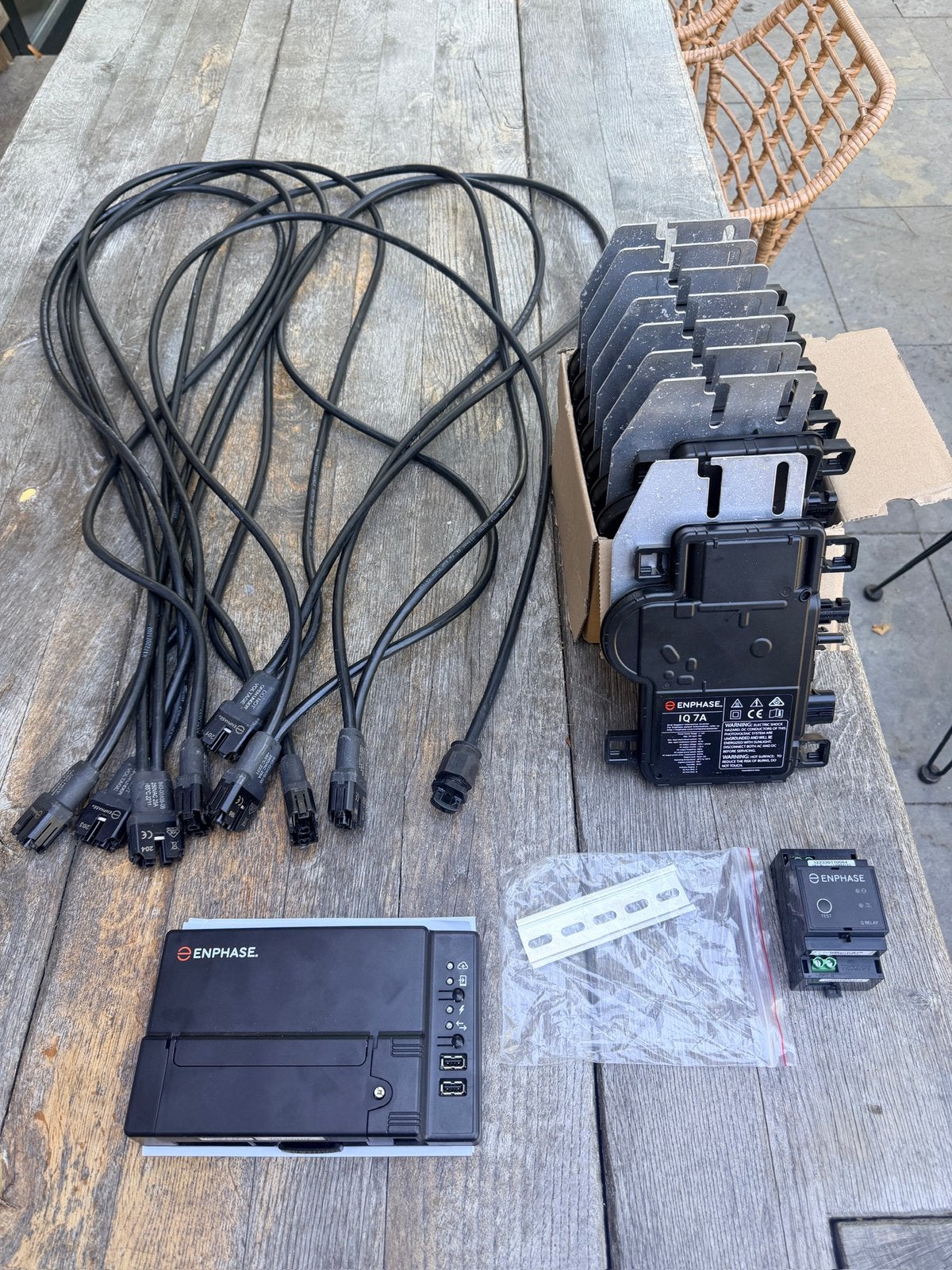 Complete Enphase set (8x IQ7A, Gateway, Relais + Kabel), Doe-het-zelf en Verbouw, Zonnepanelen en Toebehoren, Ophalen, Zo goed als nieuw