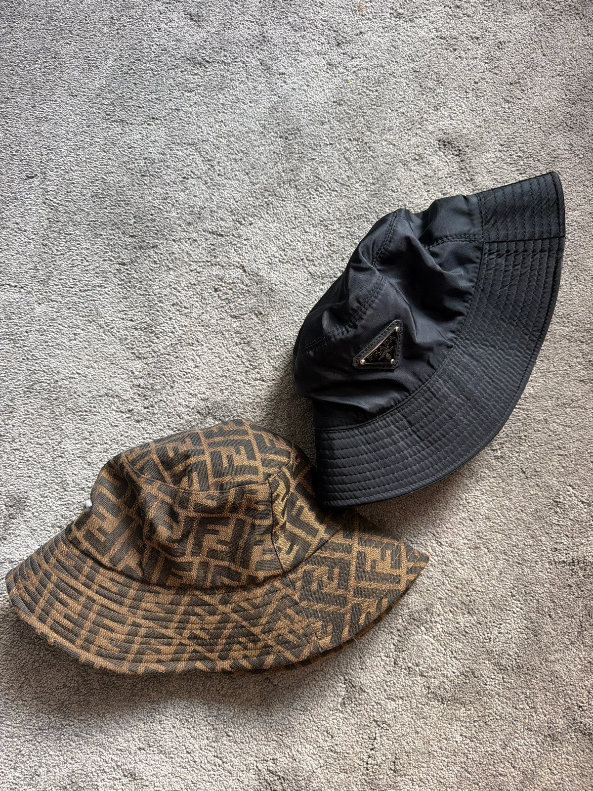 Prada en Fendi Bucket Hats - Zo goed als nieuw, Ophalen of Verzenden, Zo goed als nieuw, One size fits all, Hoed