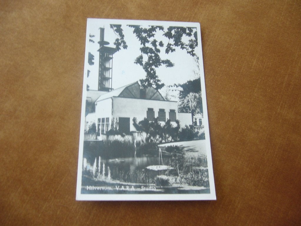HILVERSUM =  VARA STUDIO, Verzamelen, Ophalen of Verzenden, 1940 tot 1960, Gelopen, Noord-Holland
