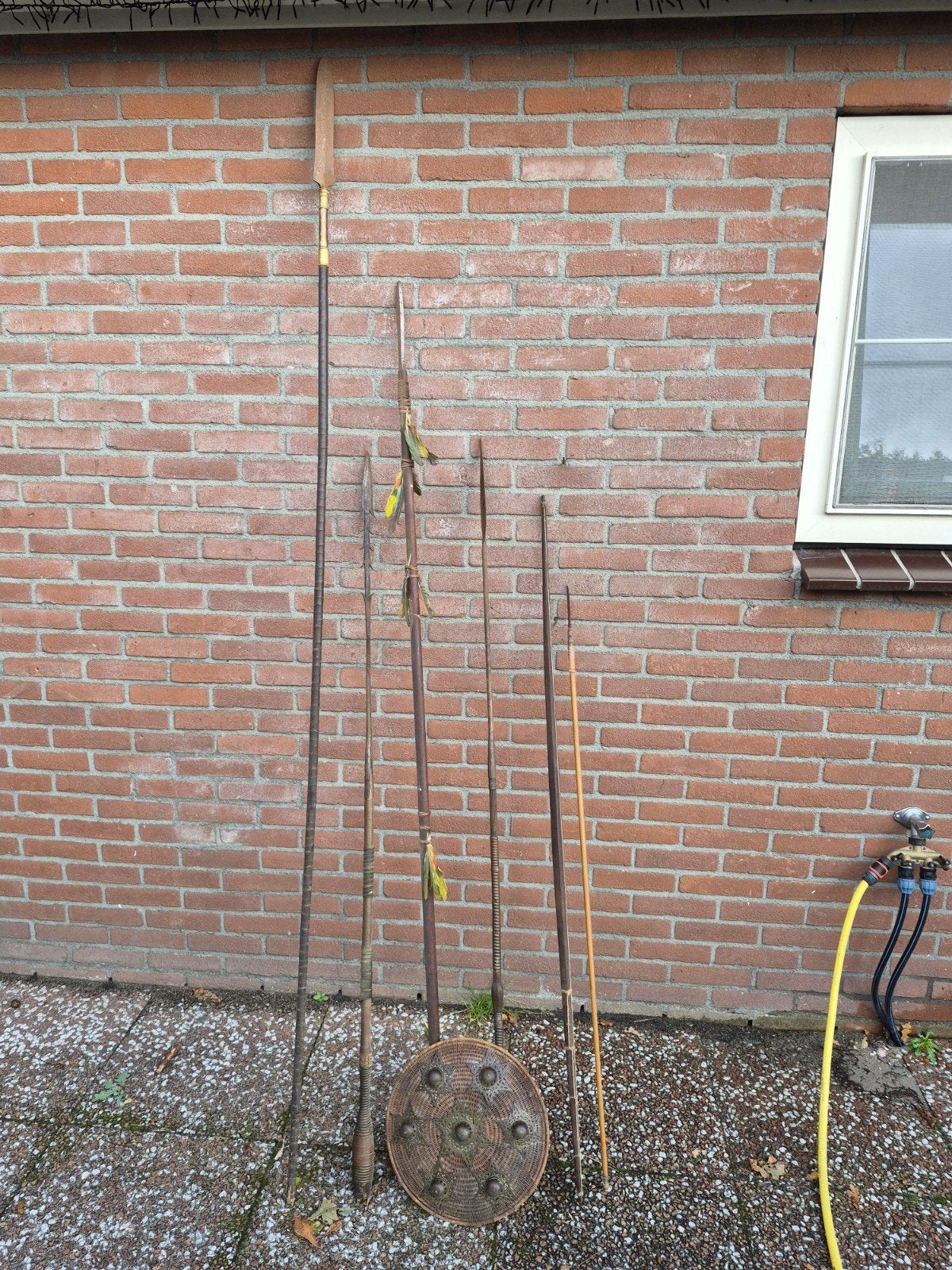 Set van 4 speren, 1 pijl&boog en een schild, afkomst Atjeh., Antiek en Kunst, Ophalen, Afrika, Metaal, Versierd