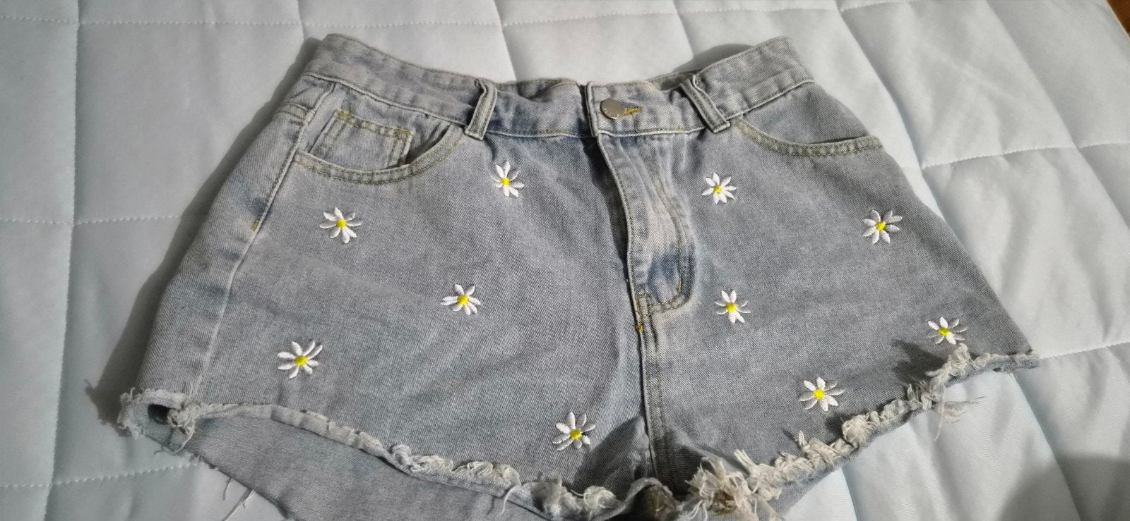 Shein spijkerbroekje met madeliefjes - Maat L, Kleding | Dames, Blauw, Ophalen of Verzenden, Zo goed als nieuw, W33 - W36 (confectie 42/44)