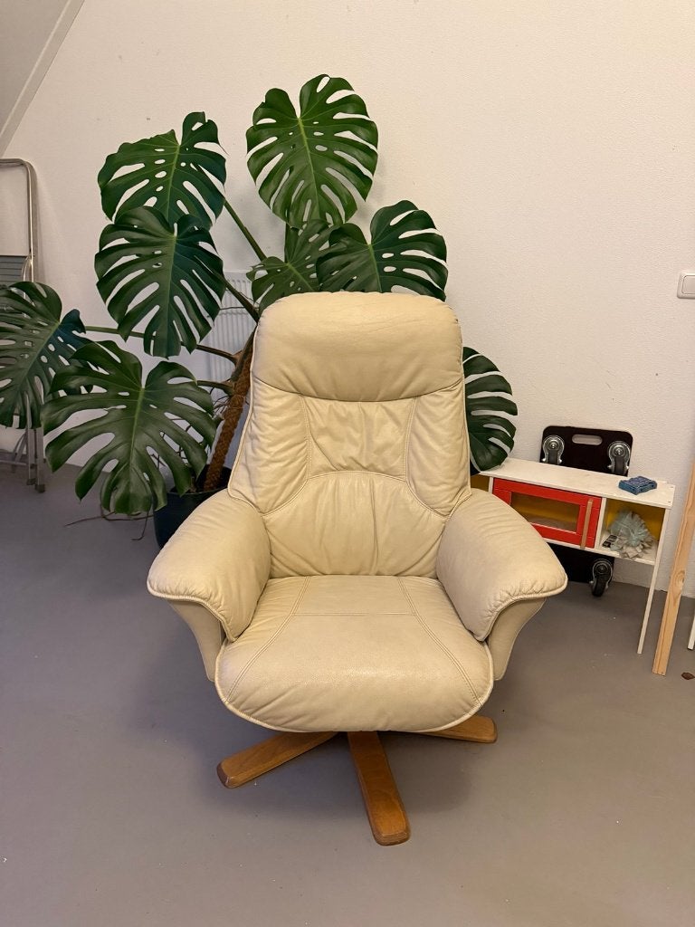 Hjort Knudsen draaifauteuil, crème leer, houten kruispoot, Ophalen, Gebruikt, 75 tot 100 cm, Hout