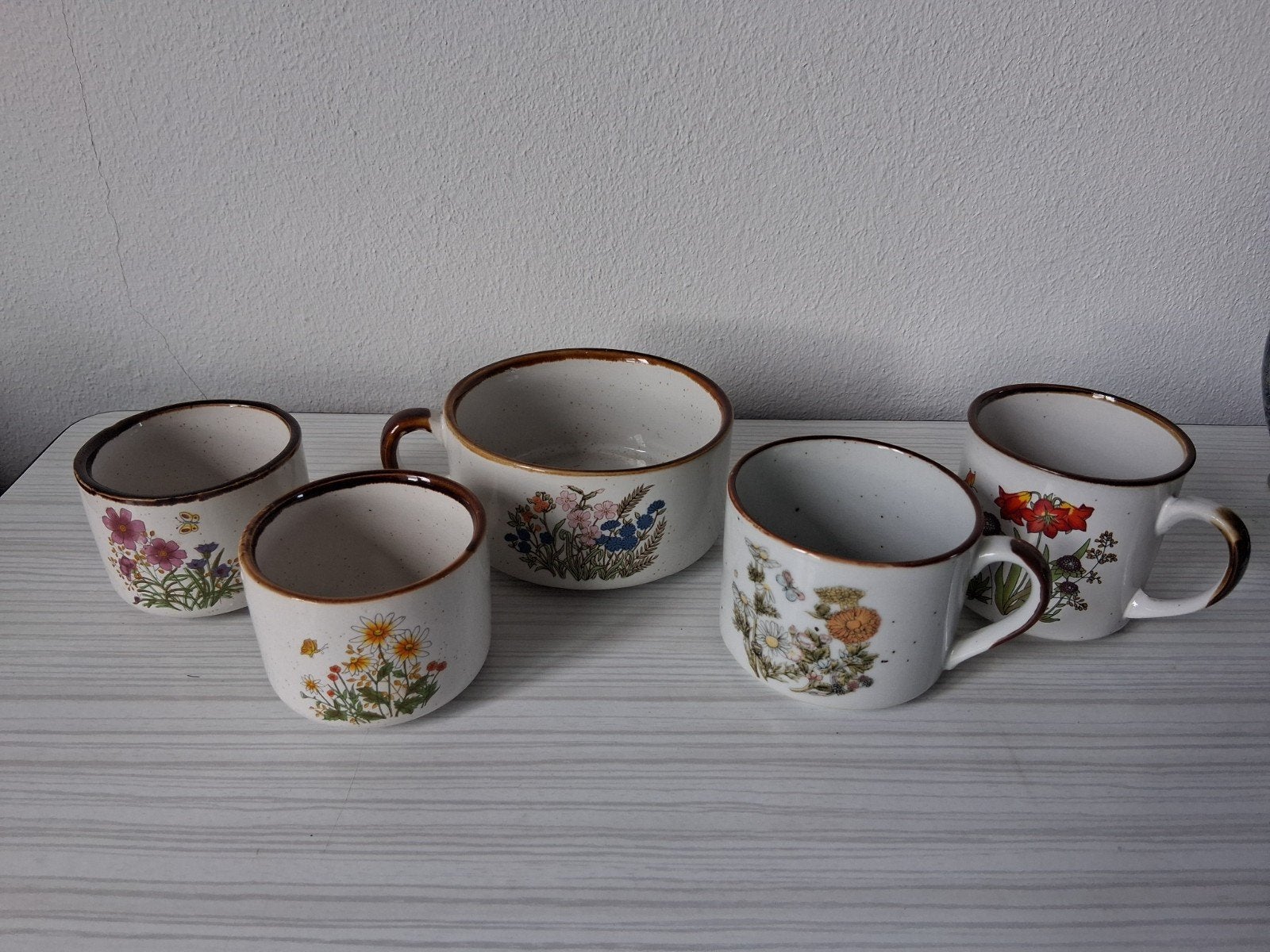 Vintage aardewerk servies met bloemmotief - 5 stuks, Ophalen of Verzenden, Aardewerk, Overige stijlen