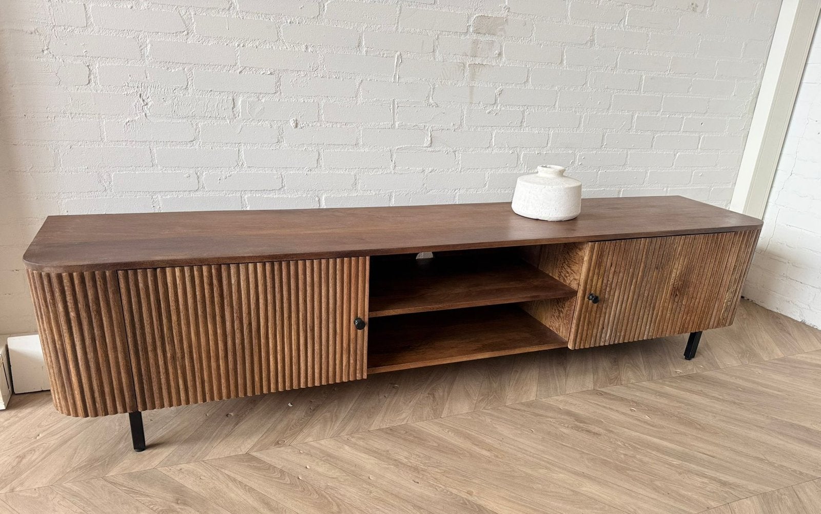 Magazijn leegverkoop tv meubel retro Remi mangohout ribbel