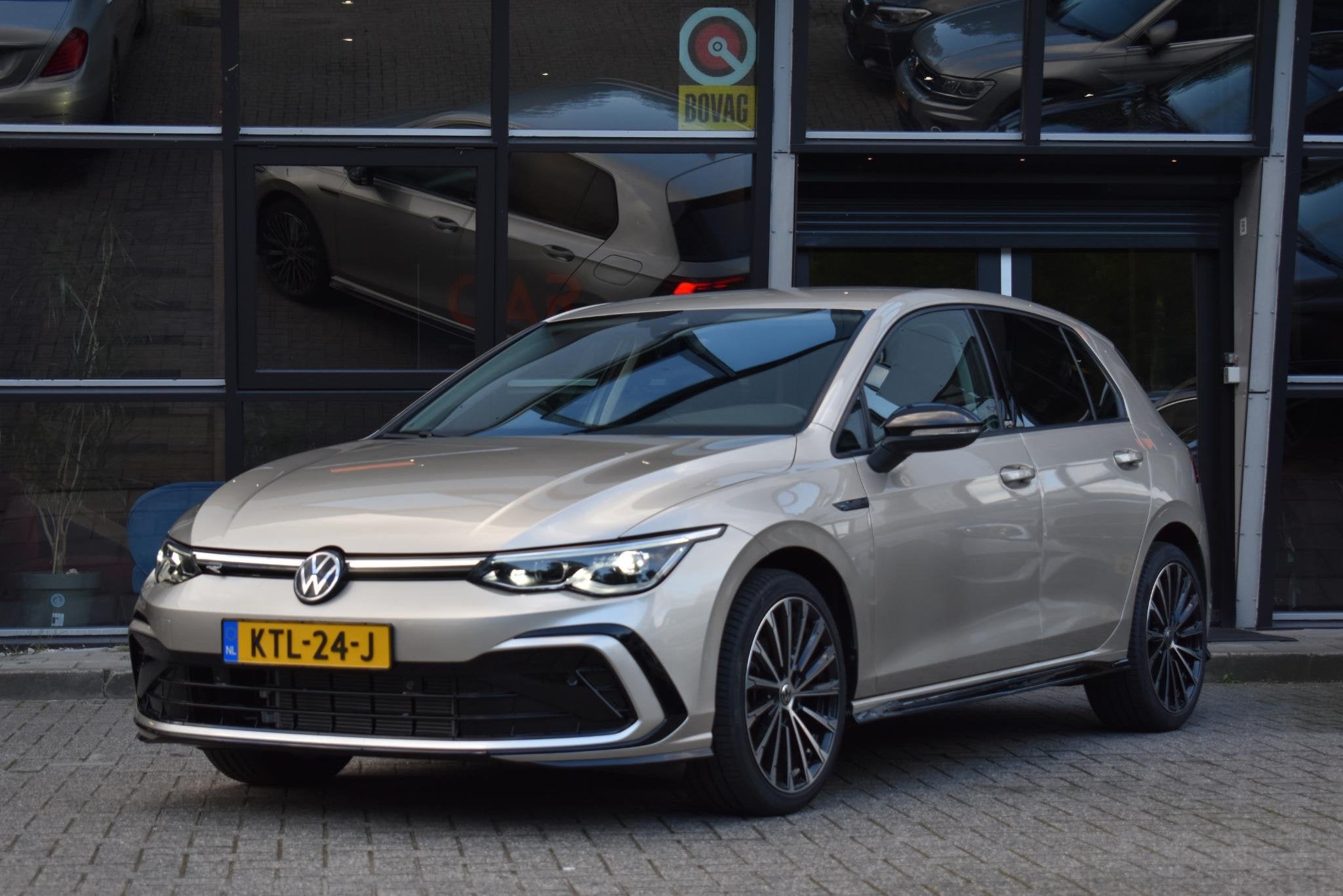 Volkswagen Golf 1.5 eTSI R-Line ACC DCC Carplay Camera Sfeer, Auto's, Dealer onderhouden, Stof, 4 cilinders, Met garantie (alle)