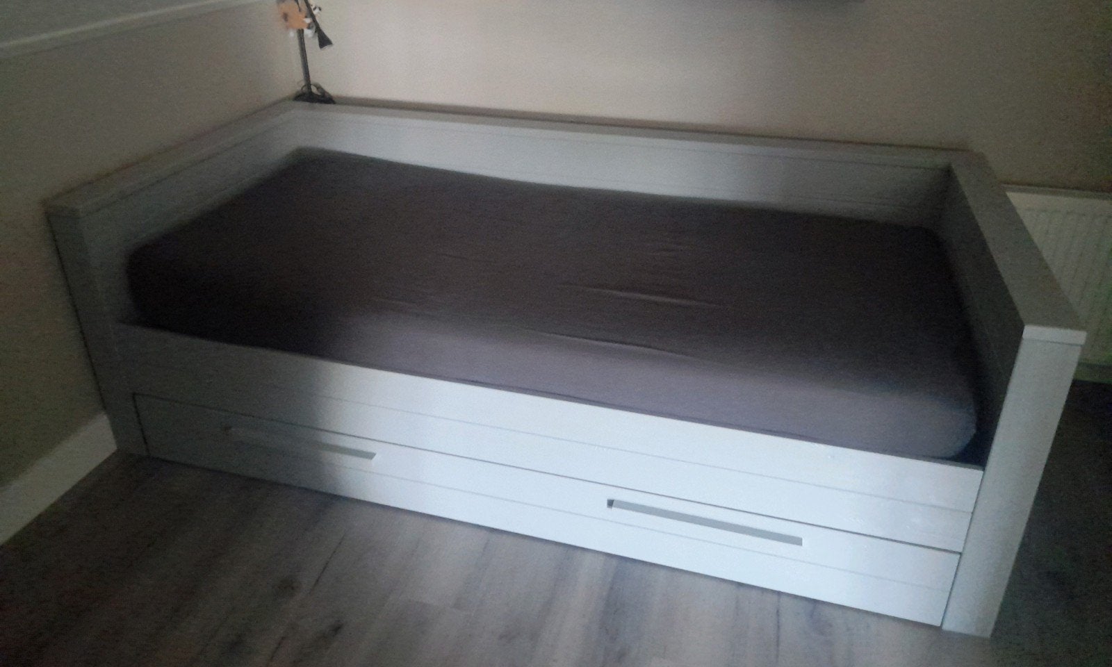 WOOOD Dennis Bedbank met lade - Grenen - Betongrijs, Ophalen, Gebruikt, 210 cm, Grijs