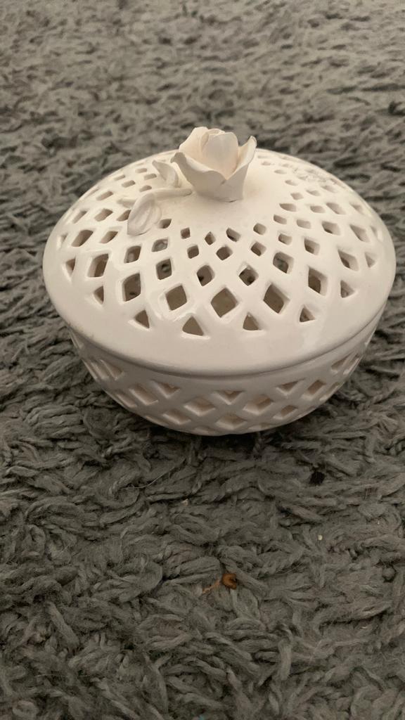 Decoratieve Witte Keramische Pot met Roos, Huis en Inrichting, Woonaccessoires | Overige, Gebruikt, Steen/keramiek, Wit, Klassiek