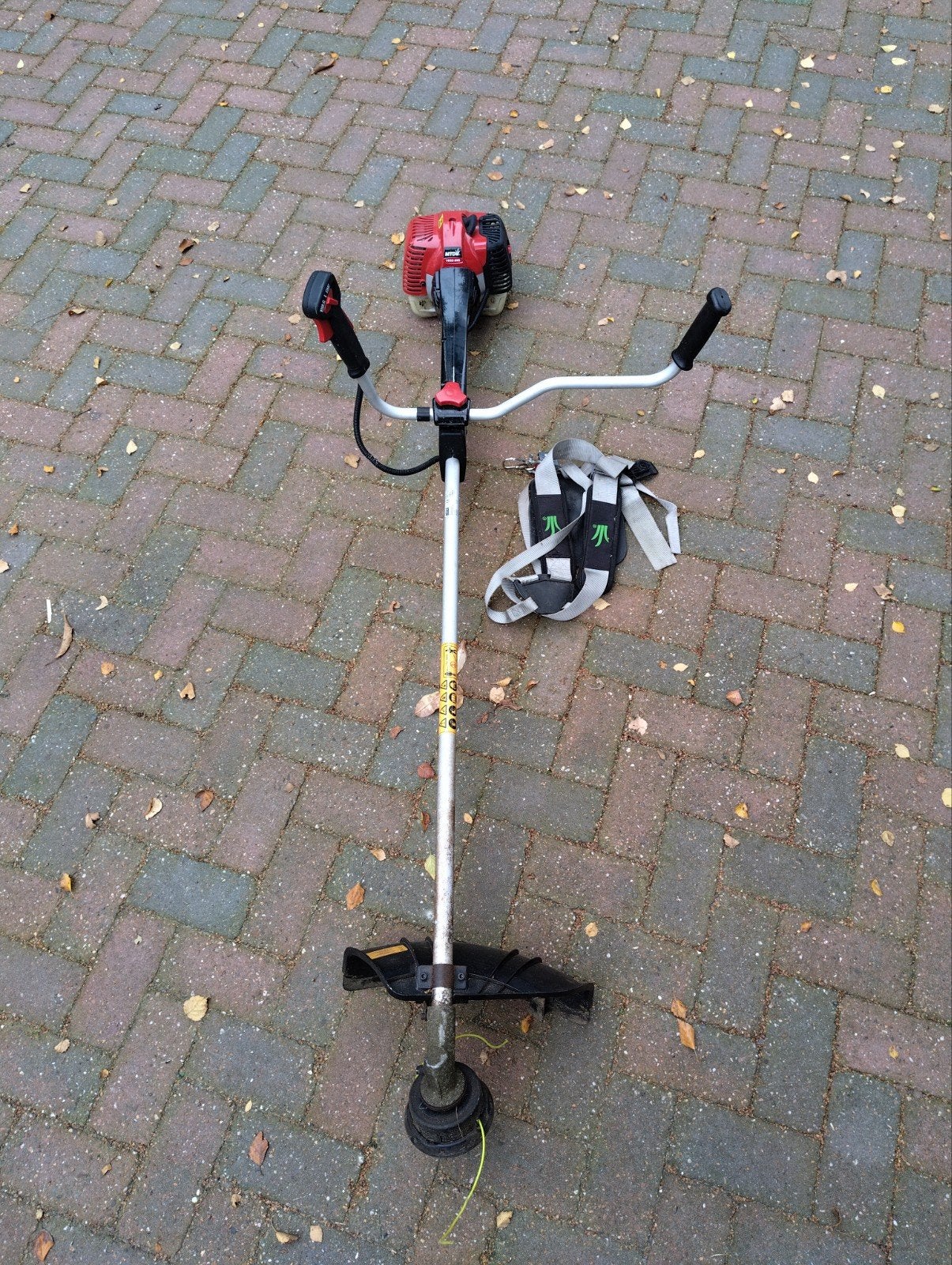 MTD 1033 AVS Grastrimmer in goede staat met harnas, Ophalen, Gebruikt, Benzine, MTD