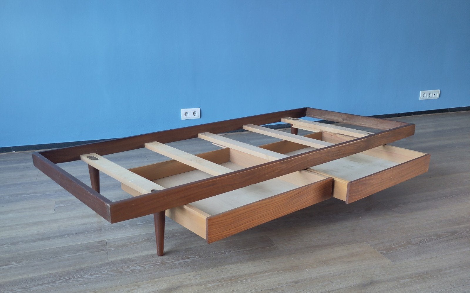Vintage eenpersoonsbed teak hout day bed met twee lades, Gebruikt, Mid century modern Scandinavisch scandi Zweeds design, Eenpersoons