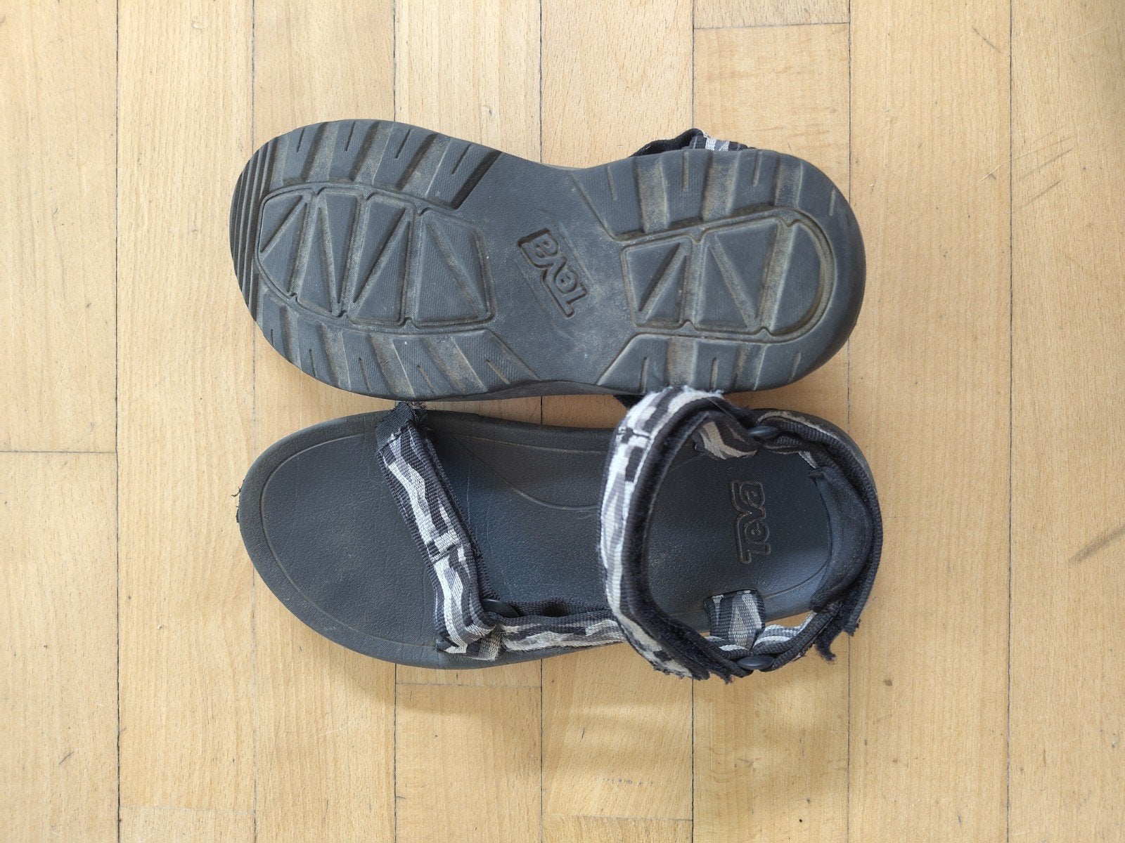 Zwarte Teva's maat 36-37, Ophalen, Kind, Zeil- of Surfschoenen