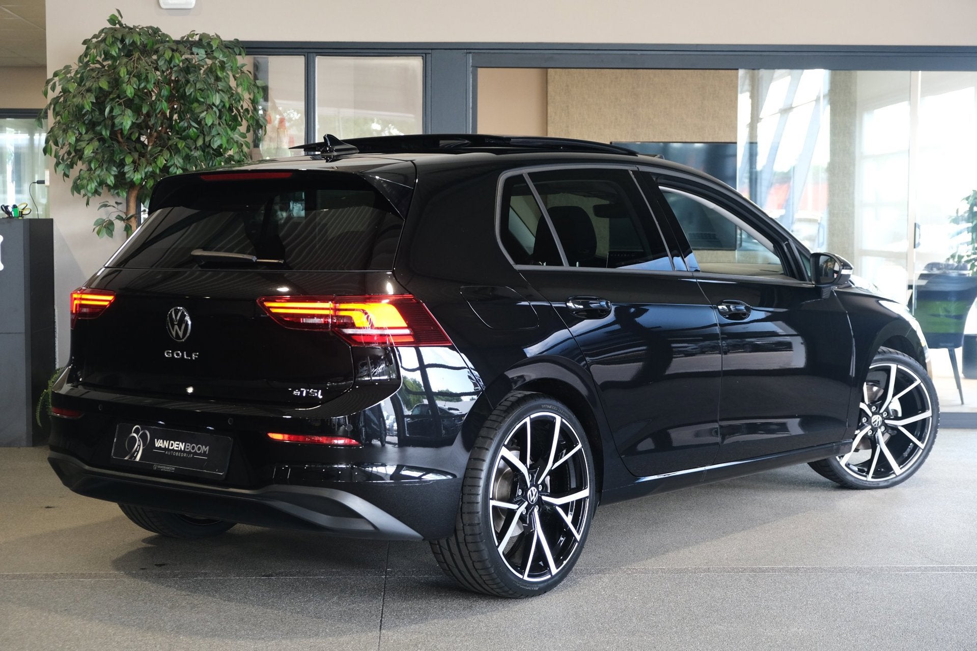 Volkswagen Golf 8.5 1.5 eTSI Life 150PK DSG Facelift Pano 36, 4 cilinders, 150 pk, Zwart, Origineel Nederlands
