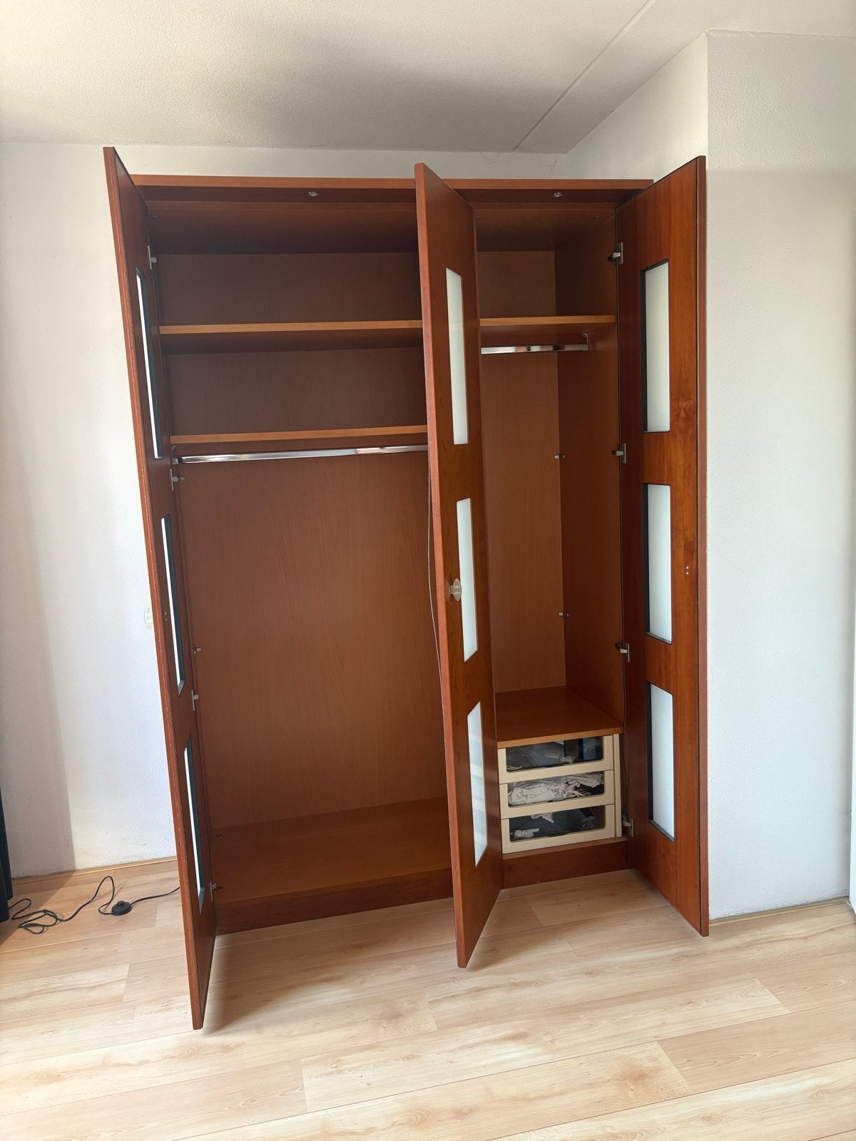 Kledingkast met glazen deuren en lades, bed en nachtkastjes, Huis en Inrichting, Gebruikt, 200 cm of meer, 150 tot 200 cm, Kersenhout