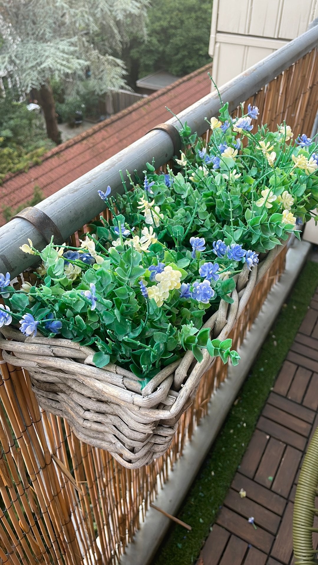 Balcony flower baskets with fake flowers, Tuin en Terras, Ophalen, Zo goed als nieuw, Rond, Minder dan 30 cm