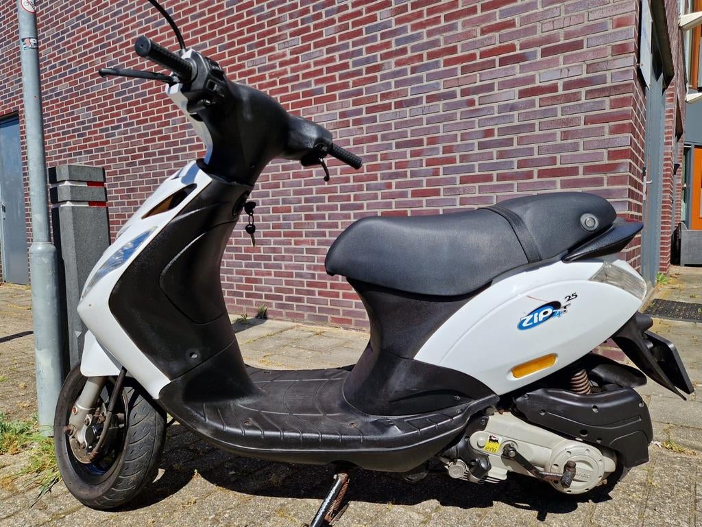 Scooter wit Piaggio zip 4T 25, Fietsen en Brommers, Scooters | Piaggio, Ophalen of Verzenden, Gebruikt, Benzine, Zip