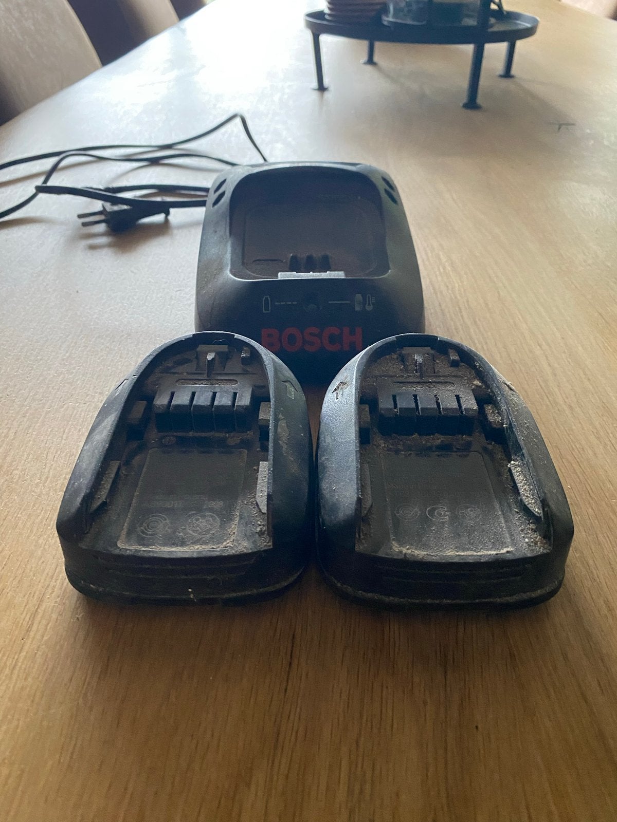Bosch acculader met 2 accu's, Ophalen, Gebruikt, Minder dan 400 watt, Overige typen