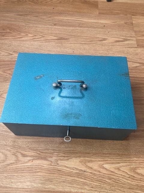 Geldkist 30X20X10CM Met 1 sleutel, Ophalen of Verzenden, Gebruikt, Metaal of Blik, Overige thema's