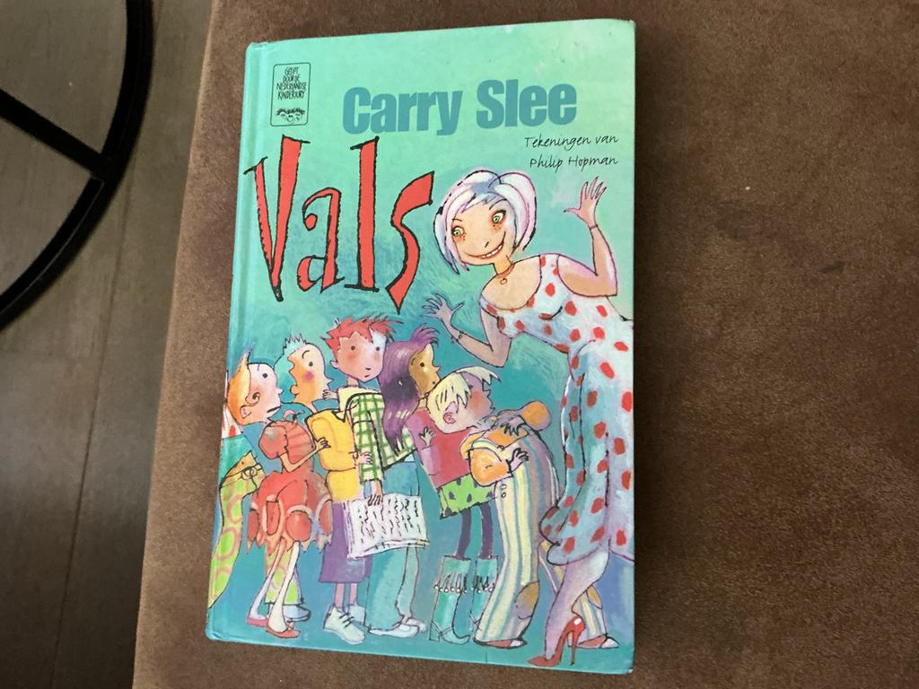 Vals - Carry Slee (Kinderboek), Ophalen of Verzenden, Gelezen, Fictie