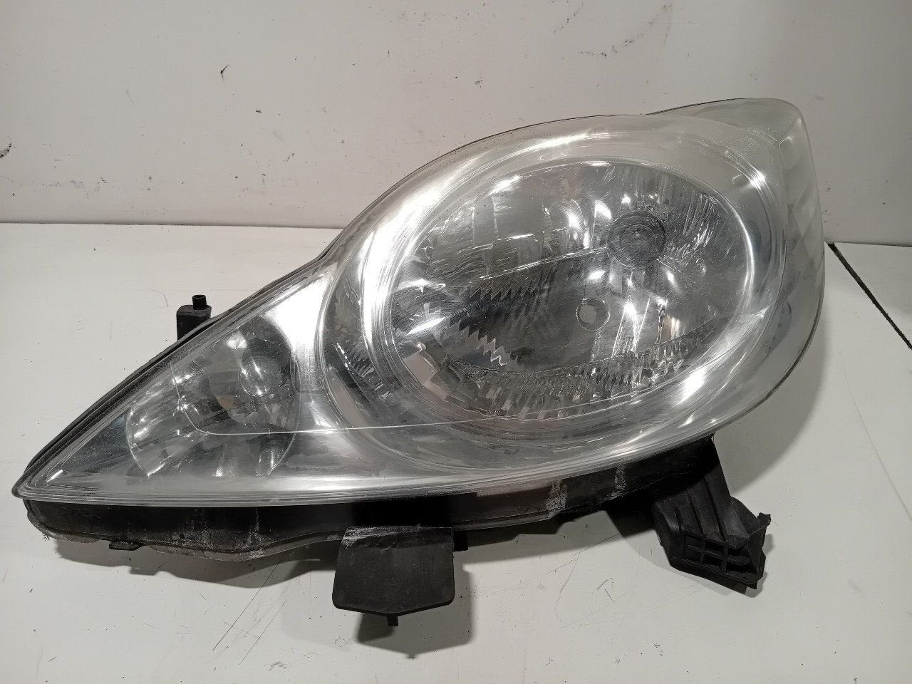 Koplamp links Peugeot 107, Auto-onderdelen, Verlichting, Onderdelen@venauto.nl, Van der Ven Autorecycling B.V., Gebruikt, Citroën
